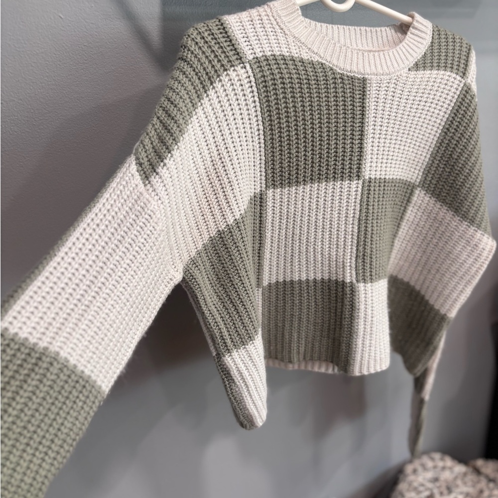 Moon & Madison Sage Checker Knit Sweater – Size M